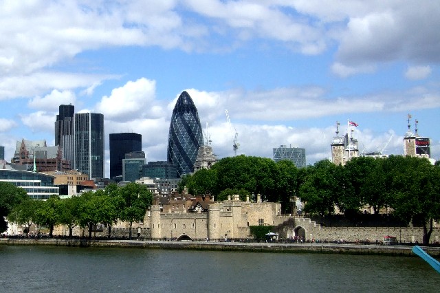 テムズ川沿いのロンドン塔周辺の風景　near by Tower of London　2009/06/19　Photo by Kohyuh