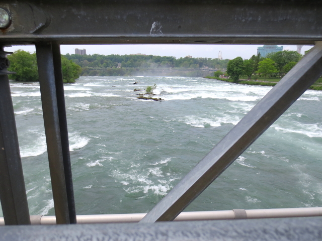 アメリカ滝への道 （７景-5）　ニューヨーク州　アメリカ　Niagara Falls, State of Newyork, USA　2013/05/22　Photo by Kohyuh
