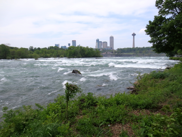 アメリカ滝への道 （７景-7）　ニューヨーク州　アメリカ　Niagara Falls, State of Newyork, USA　2013/05/22　Photo by Kohyuh