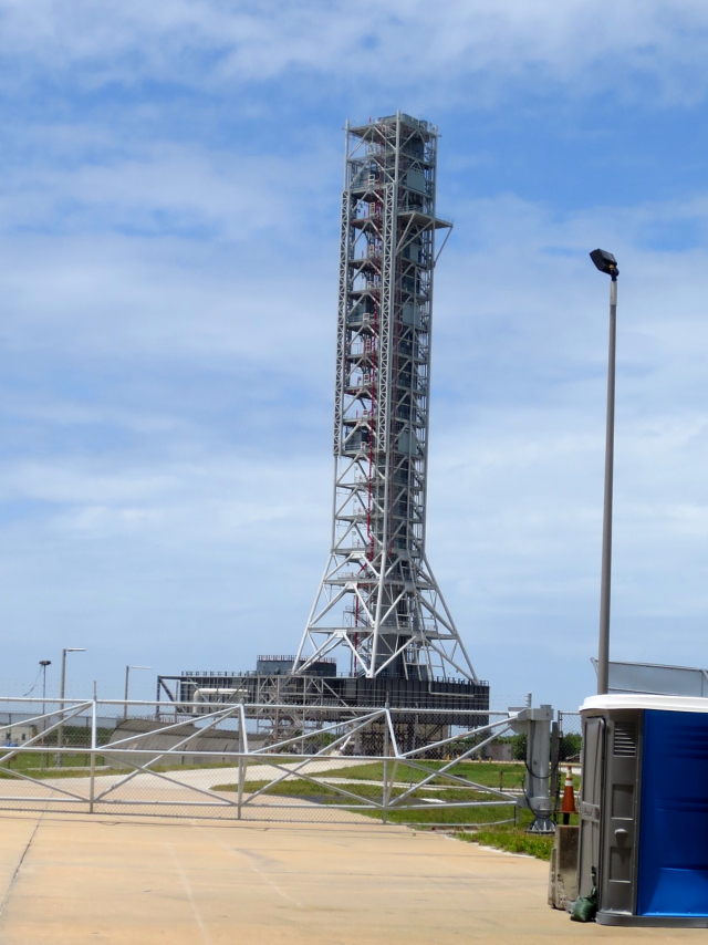 アポロ計画のサターンロケット発射台　Launch Umbilical Tower