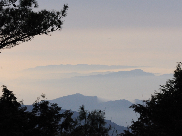 霧の中に浮かぶ　雪山山脈の峰々　2012/02/29　Photo by Kohyuh