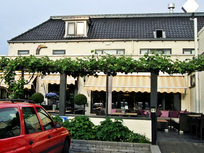 ハヤブサホテルのレストラン　2011/06/06　Photo by Kohyuh