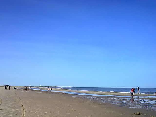 北海の砂浜 ・・・ 冷たいのか、泳ぐ人は見なかった。