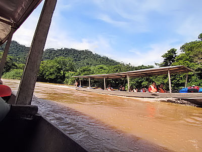 すれ違い　Boat, River Tembeling, Malaysia　2010/06/06　Photo by kohyuh